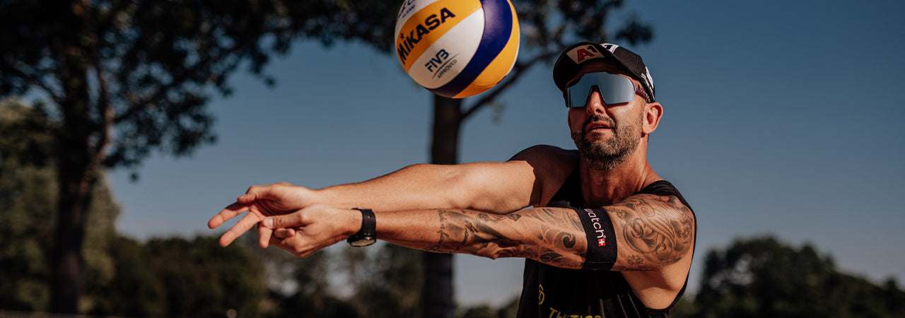 les joueurs de beach-volley Doppler/Horst portant des lunettes de soleil J. Athletics